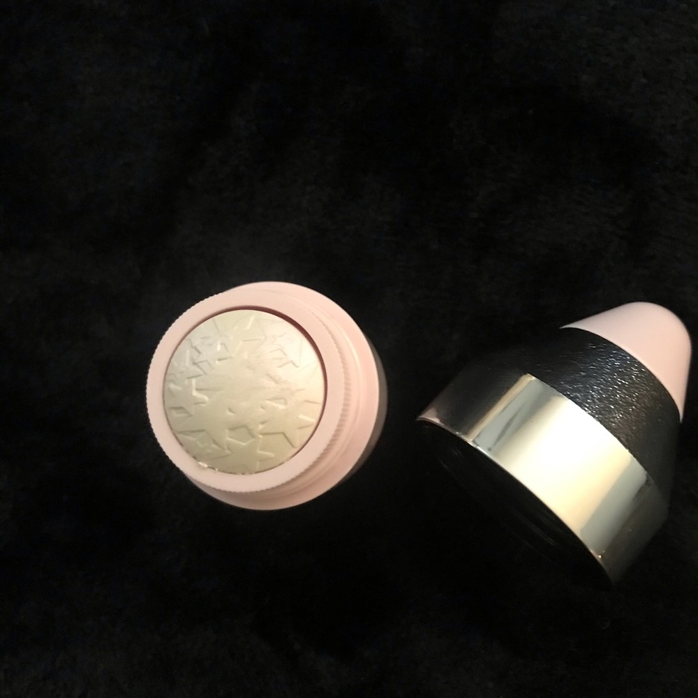 Highlight stick (powder) for a blinding highlight